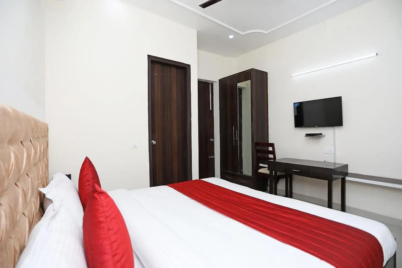 Oyo 13555 Amber Inn Gurgaon Otel